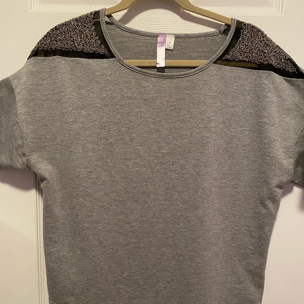 SLEEK GRAY SHIRT